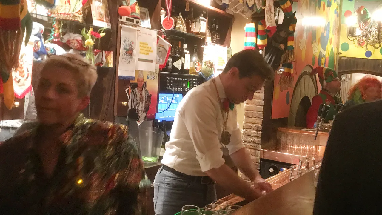 van helvert tapt in de kup 2