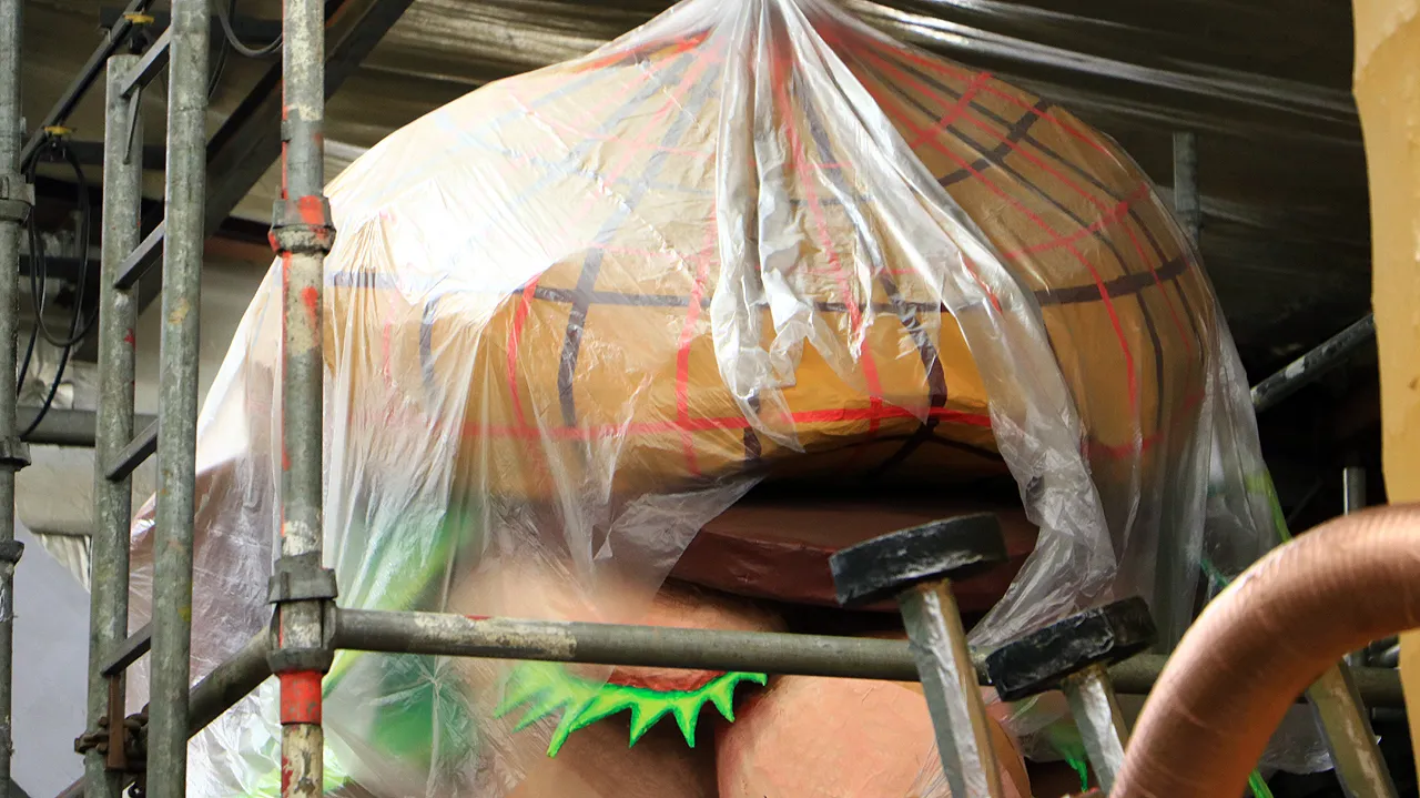 wagens ingepakt in plastic 2