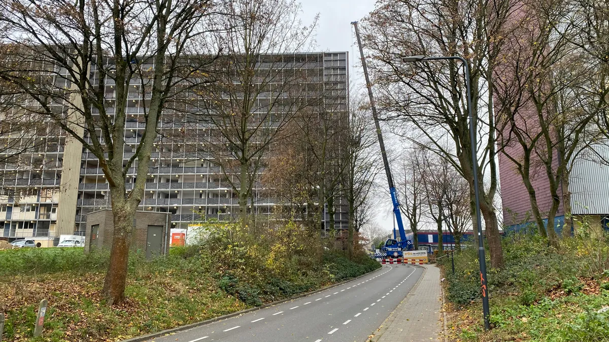 zicht op sloopflat vanaf spoorviaduct