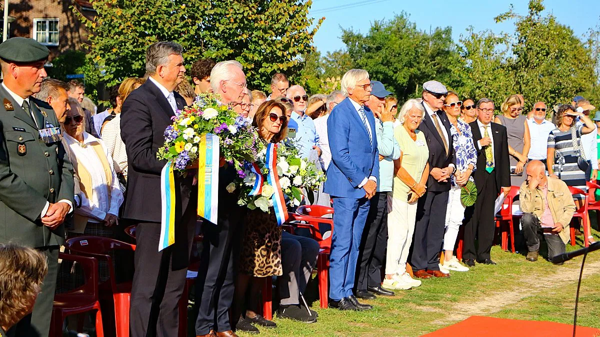 Na de onthulling vn het monument ter herdenking voor MAZWAKO werden bloemstukken gelegd.