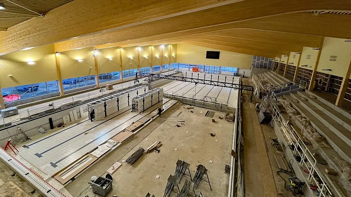 Het vijftigmeterbad in aanbouw.