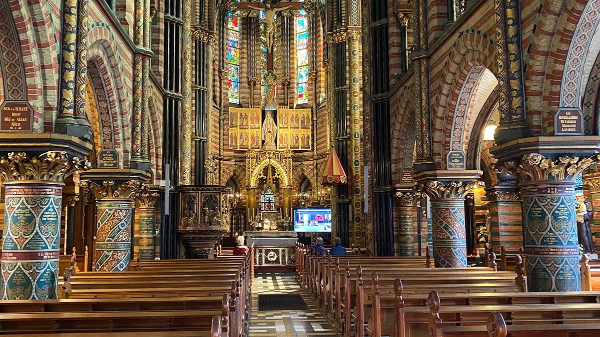 De begrafenis van paus Franciscus kon in de Basiliek worden gevolgd op een groot scherm.