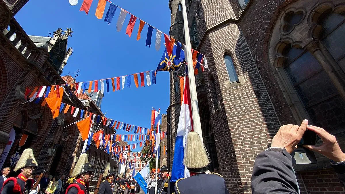 Schutterij hijst de vlag.