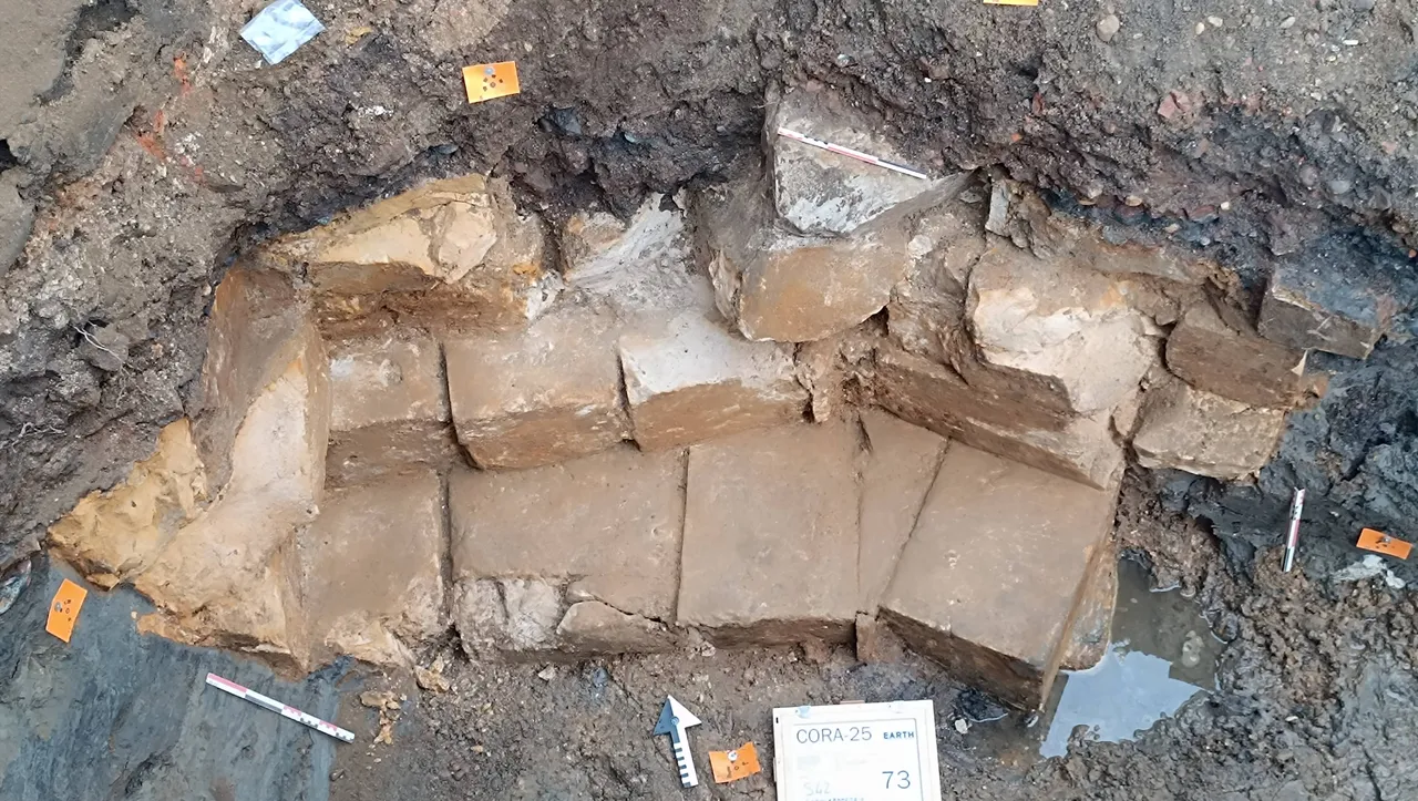 057_20251218 Kademuur fors fundament van mergelblokken van voren -zuid-ingezoomd