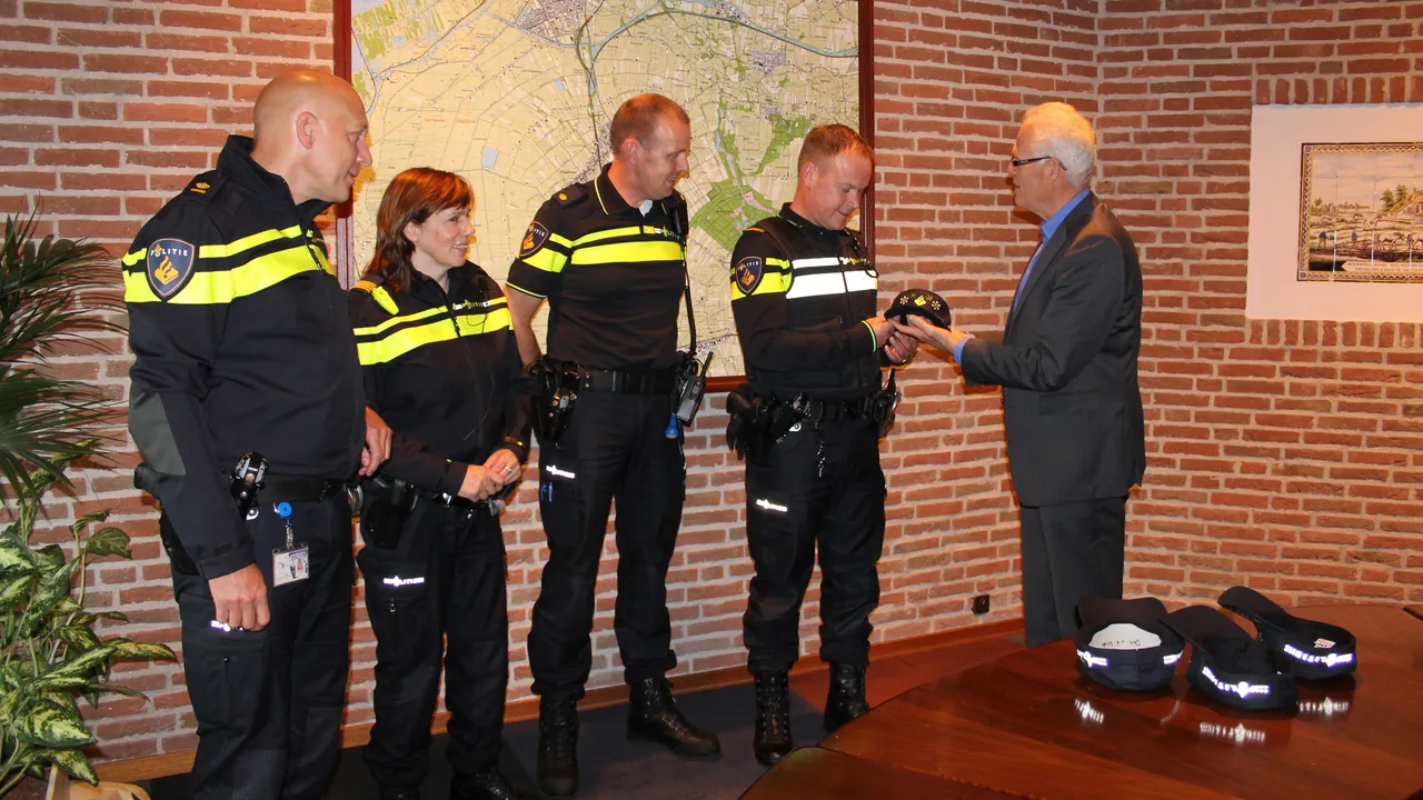 wijkagent stephan lazeroms neemt de stipwerkpet in ontvangst e1435675247237