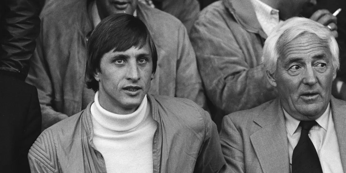 johan cruijff en voetbalmakelaar cor coster r op de tribune bestanddeelnr 930 4447 1140x570