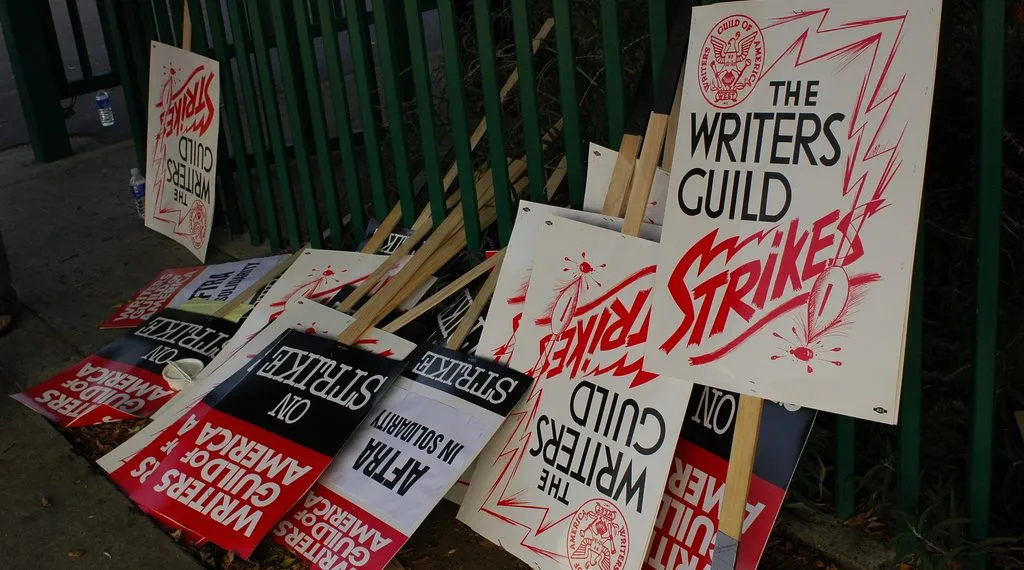 writersguild strike2007 signs 1024x570