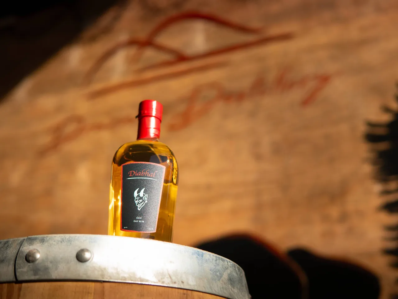 De fles van de Diabhal Rum van Drumlin Distillery