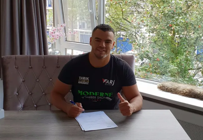 Tarik Khababez met het ONE Championship contract