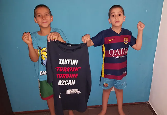 Foto: Nouvel met zijn broertje Saifeydin