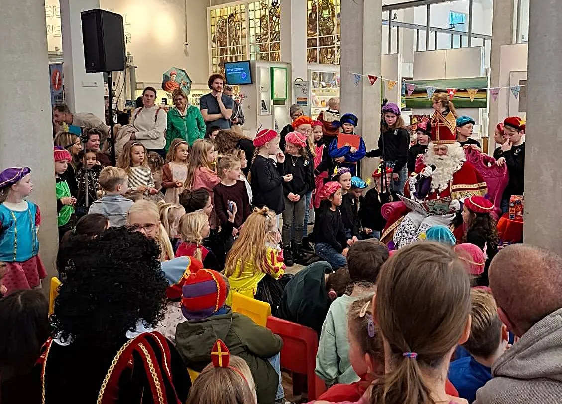 Sinterklaas in de bieb 1