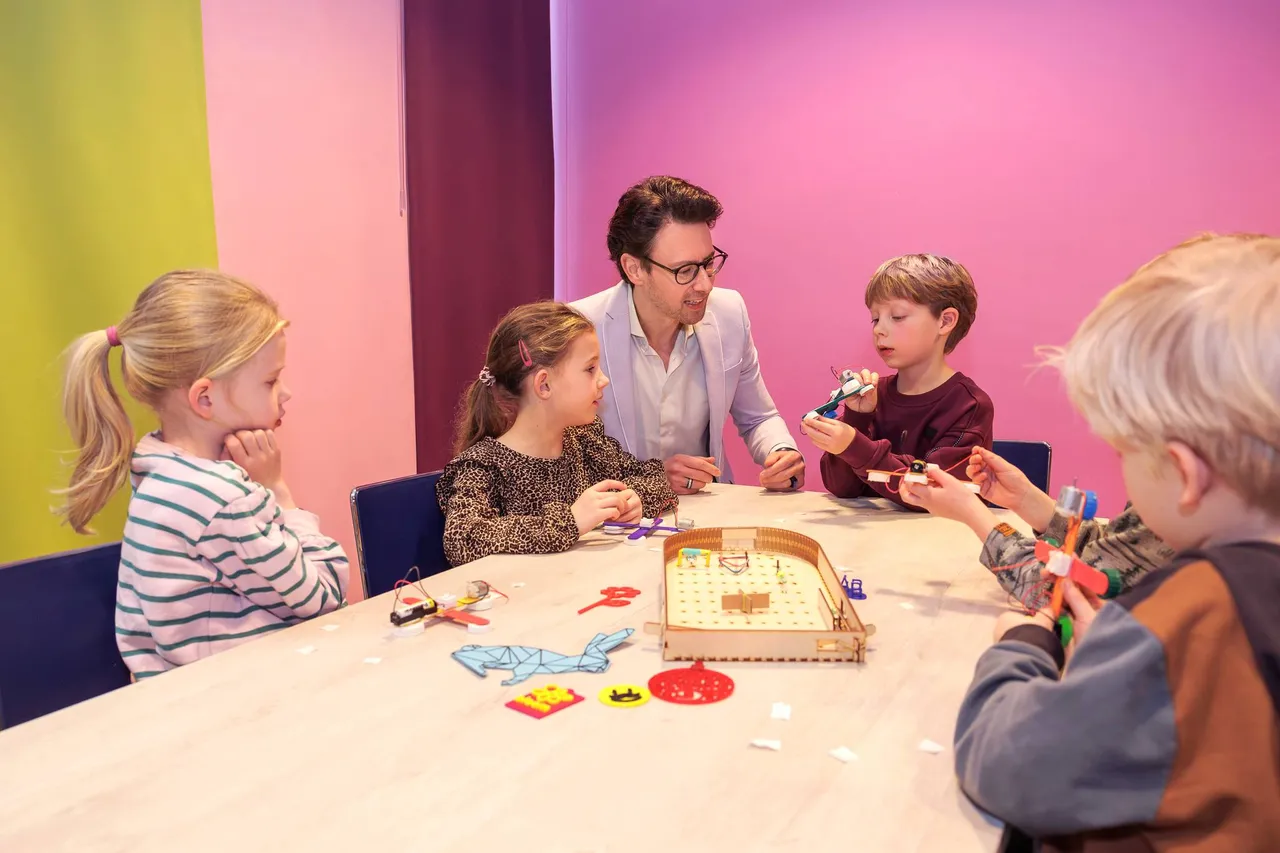 Wethouder brengt bezoek aan FabLab Veenendaal 2