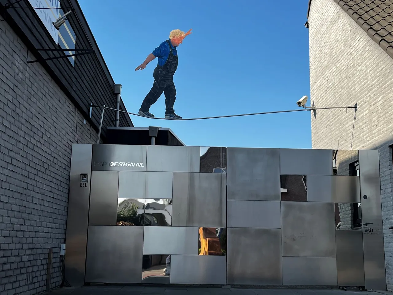 frank in balans boven zijn poort