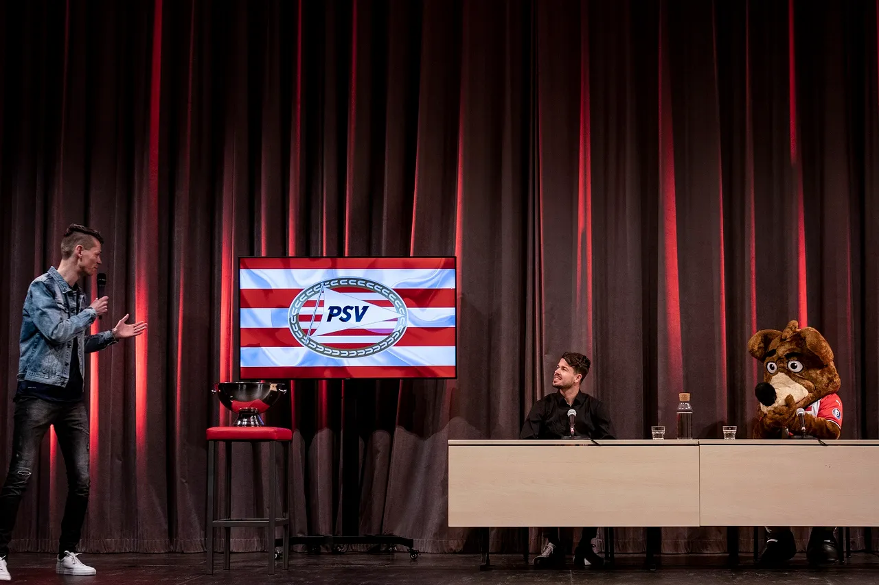 scoor een boek persconferentie vlnr mark van der linden marco van ginkel en phoxy fotograaf willem binnendijk