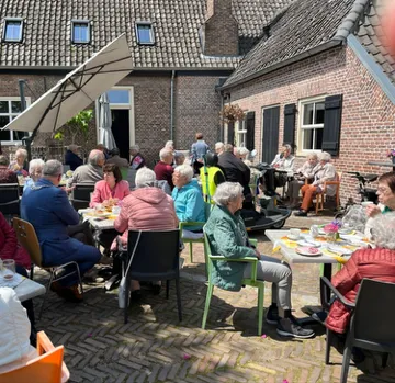 zonnebloem bij trapjeshuis