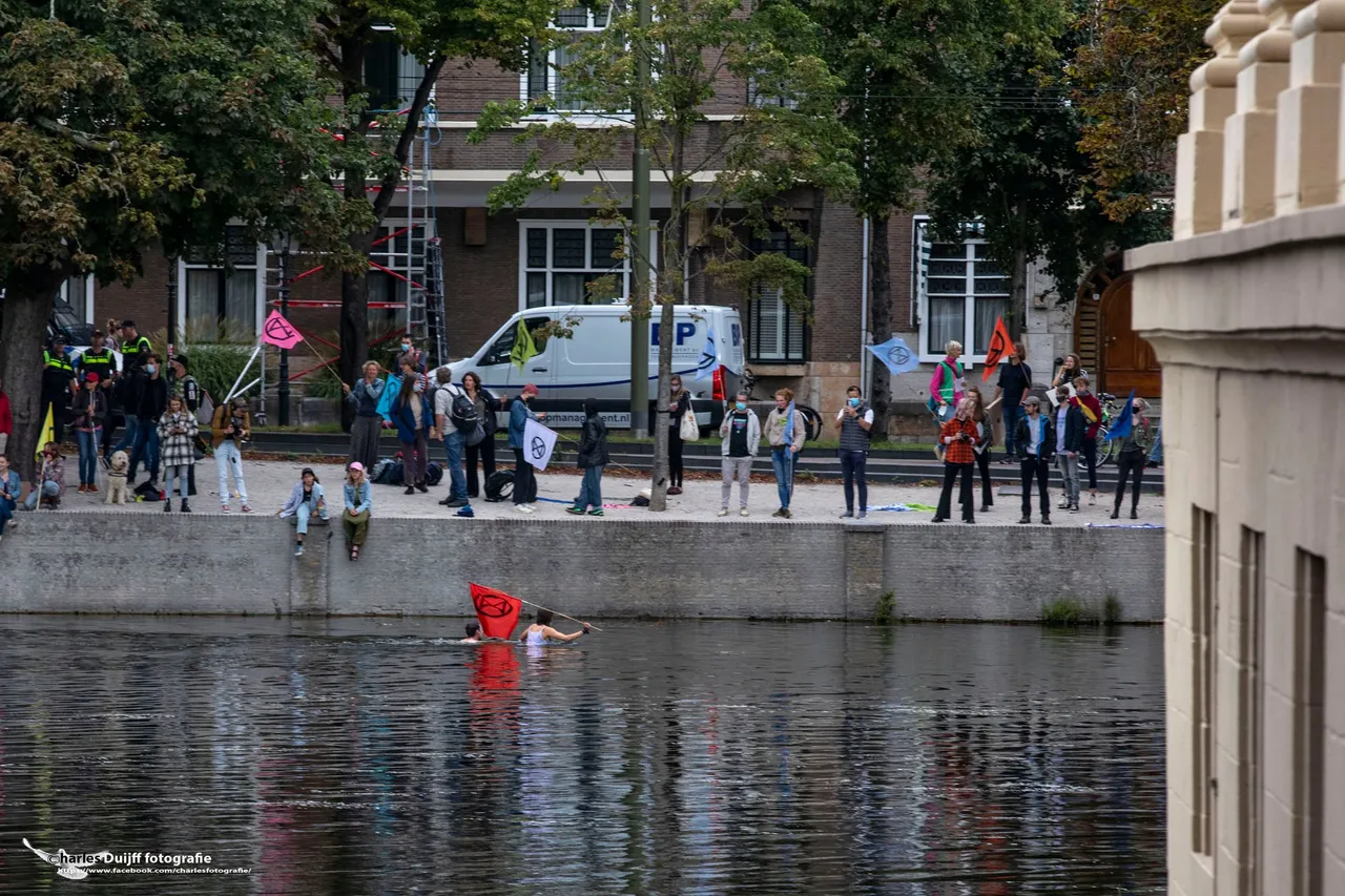 activisten in hofvijver