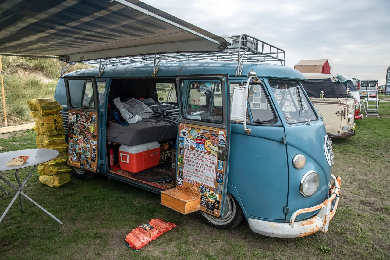 blauwe bus interieur