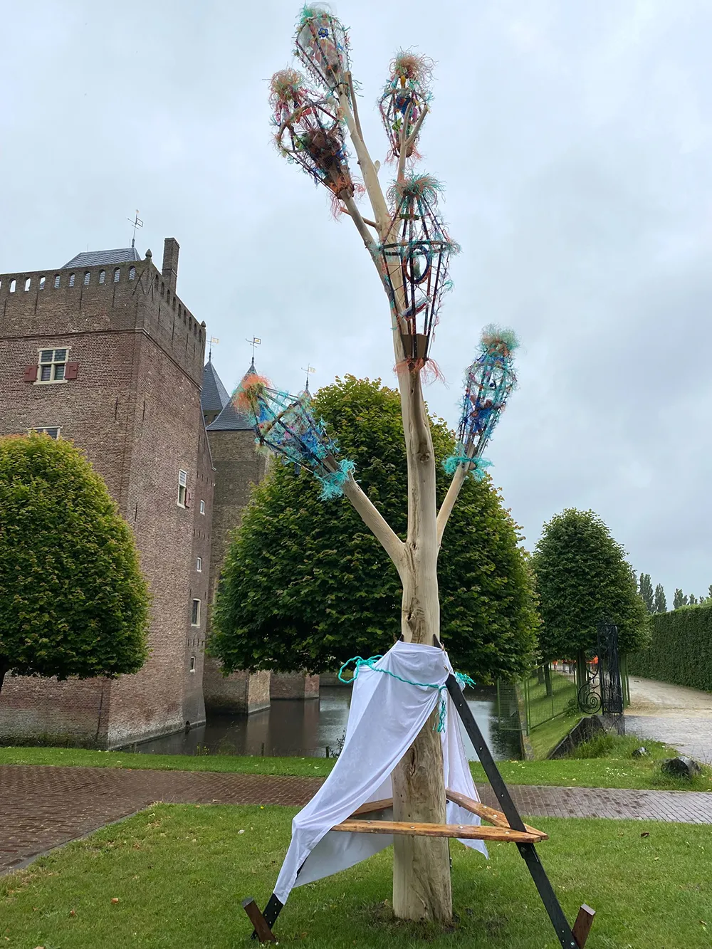 kunstwerk bloesem bij kasteel assumburg in heemskerk
