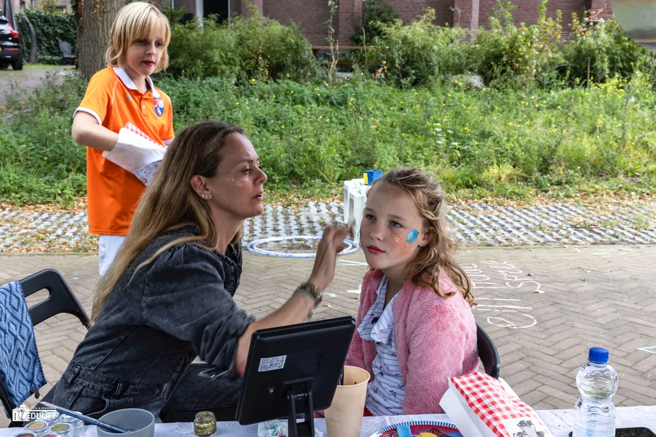 meisje wordt geschminkt