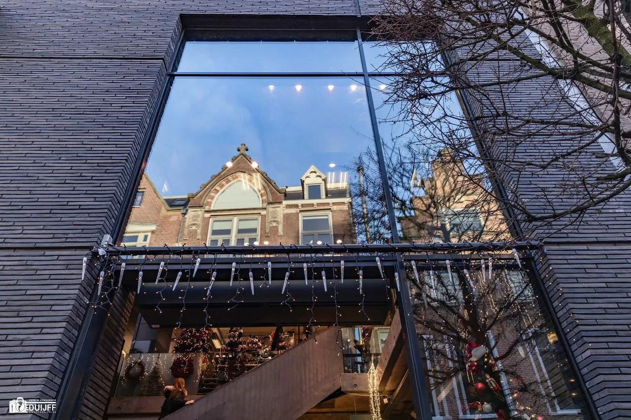 reflectie gevel in raam