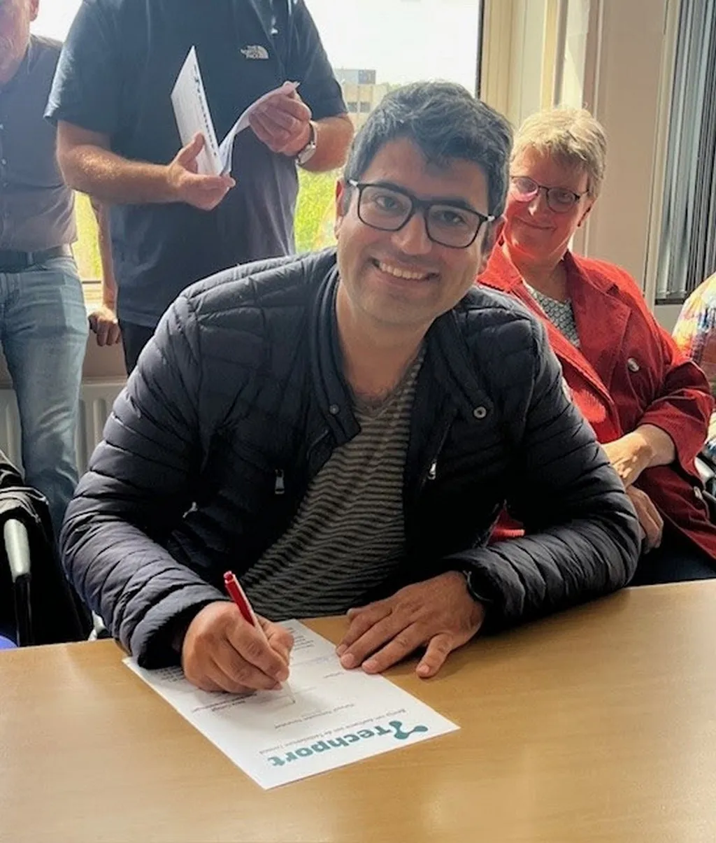 ondertekening bewijs van deelname pilot Techniektuin IJmond