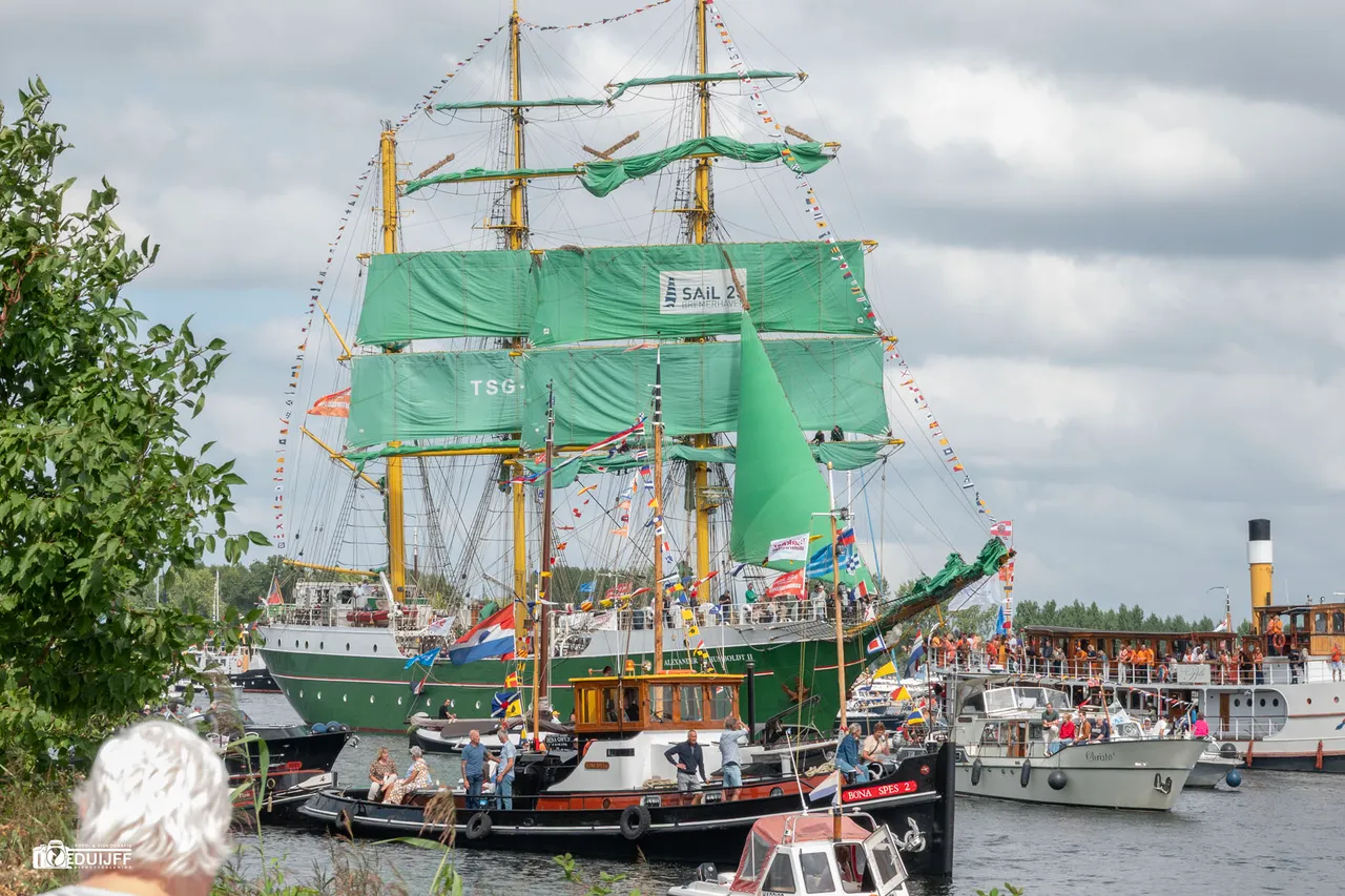album 28 green boat