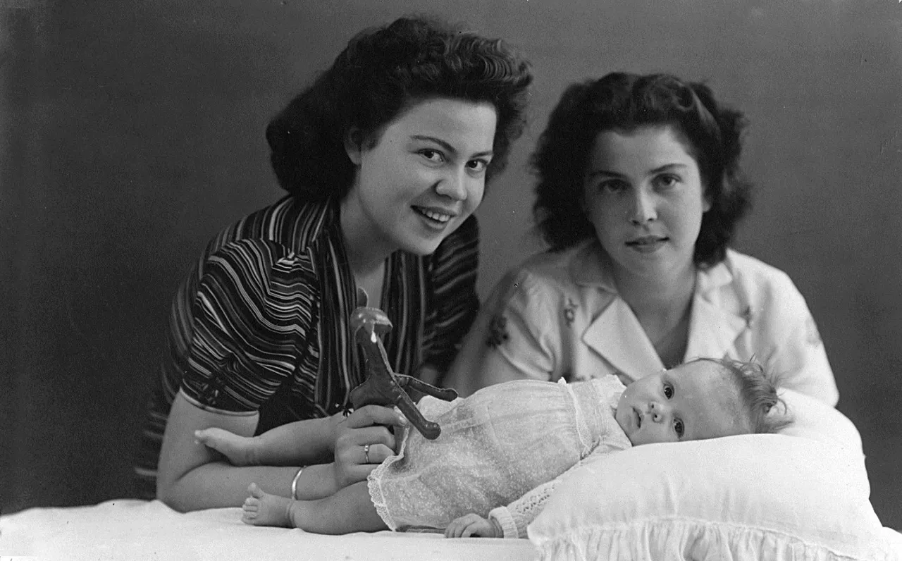 baby marijke van haeften met zussen els en lies