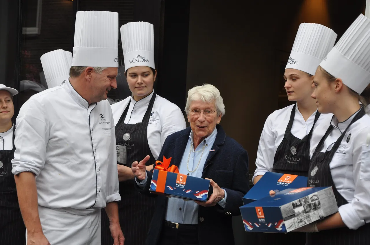 de rouw overhandiging 1e gebaksdoos 1