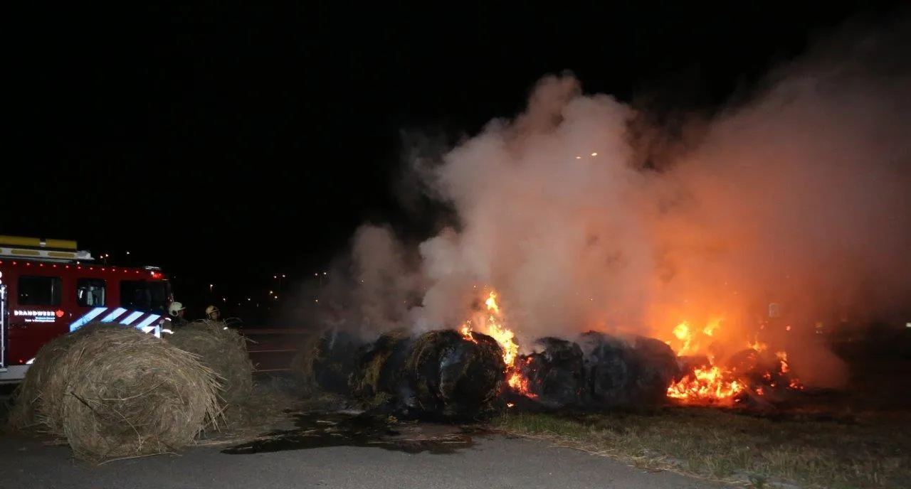 hooibalen in brand hoge poeldonk den bosch 3