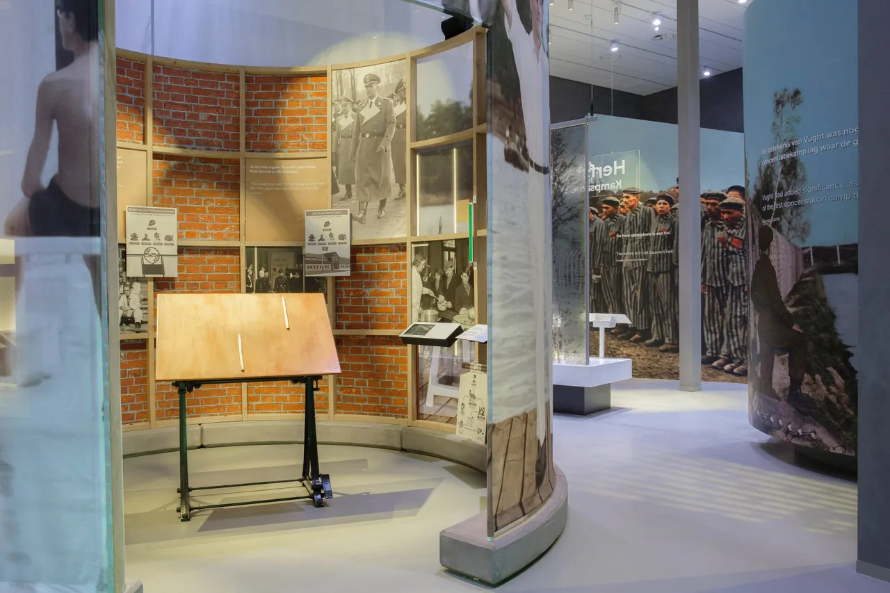 impressie expositie in opbouw 3 nm kamp vught foto jan van de ven