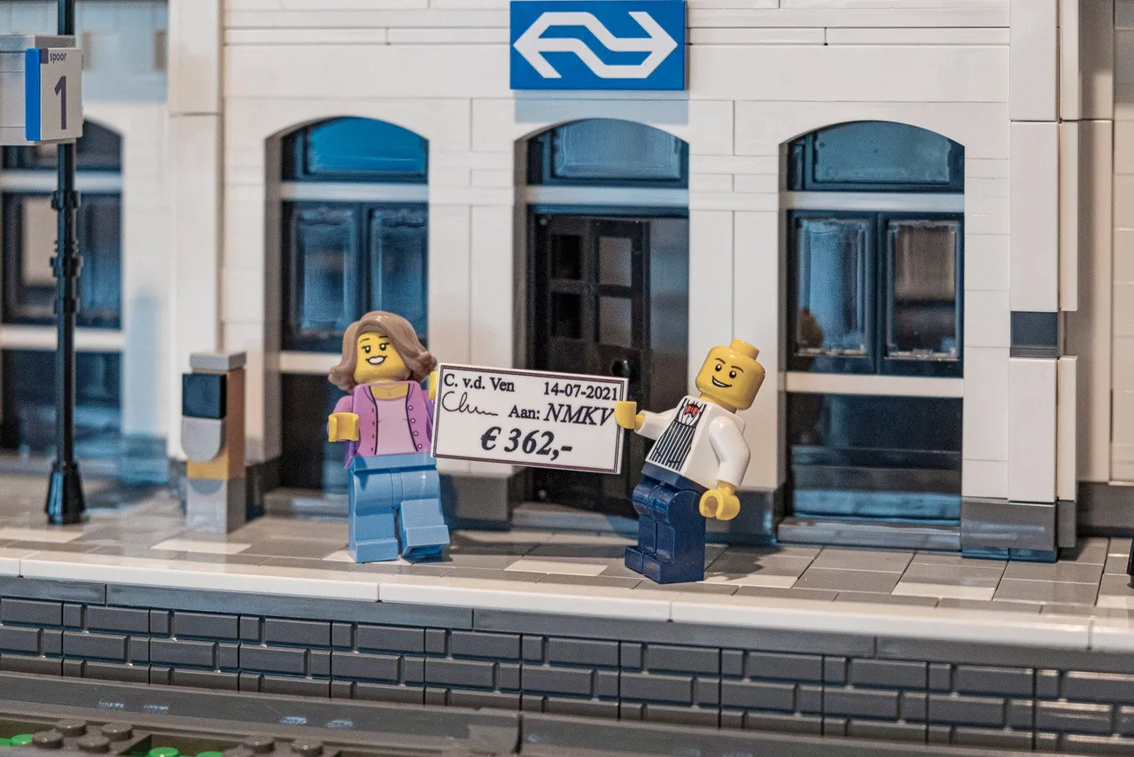 lego popjes met symbolische cheque voor nm kamp vught foto jan van de ven