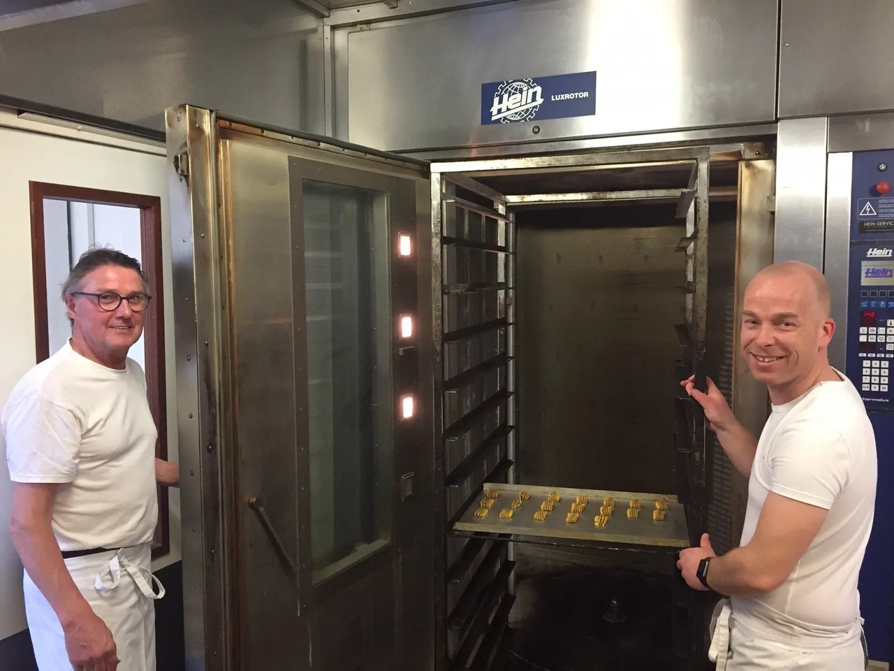 2019 03 18 voorzitter voetbalverening baardwijk dennis vos en sponsor hans van beijnen bakken speciale jubileum koekjes 2