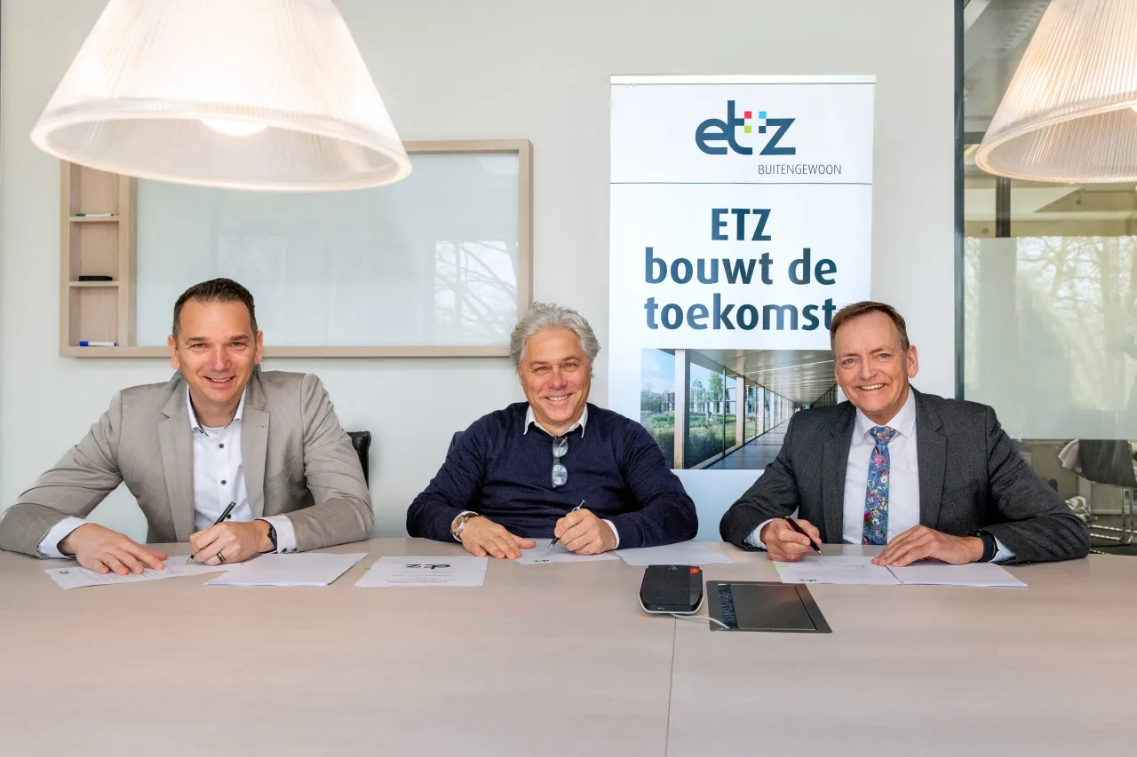 240402 ondertekening aannemers nieuwbouw etz 4617 scaled