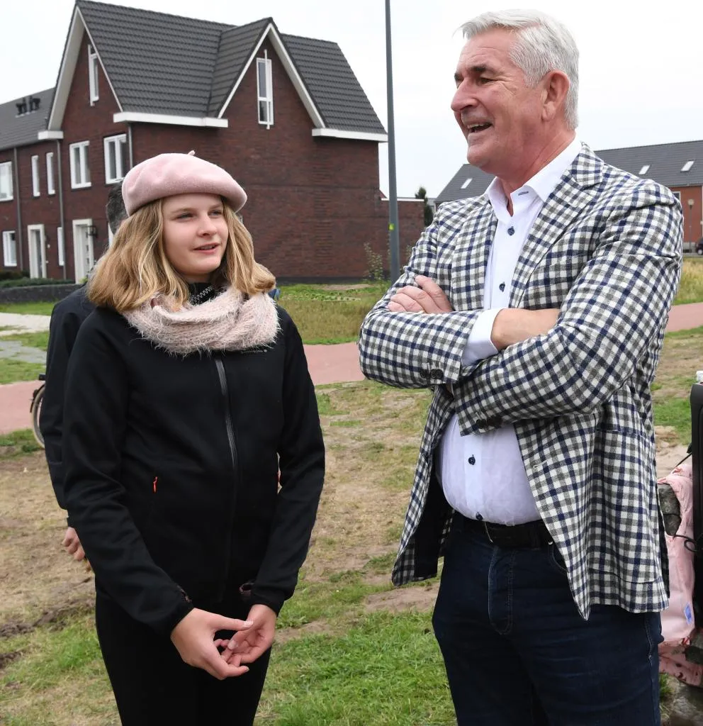 nienke en ad bij opening speeltuin