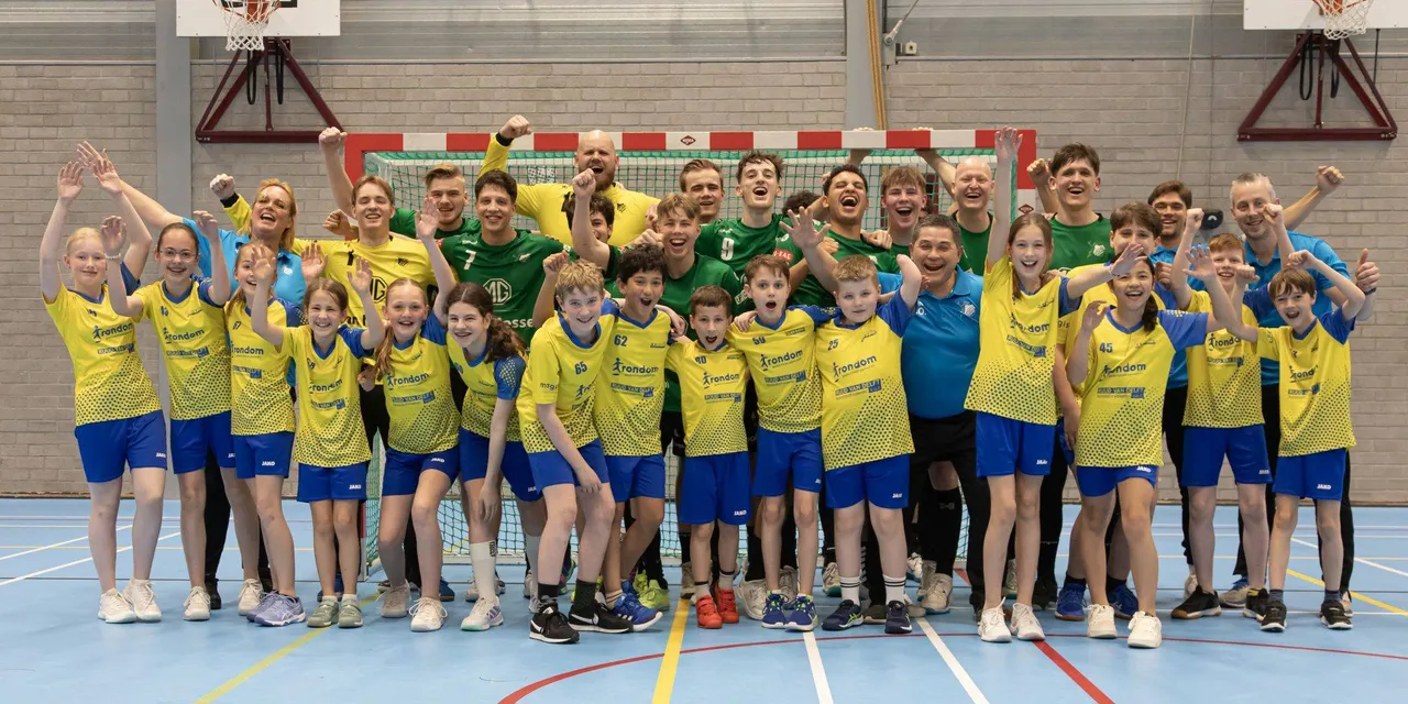 De kleinste jeugd van Aristos Best was uitverkoren om mee op te lopen met de HS1-spelers.