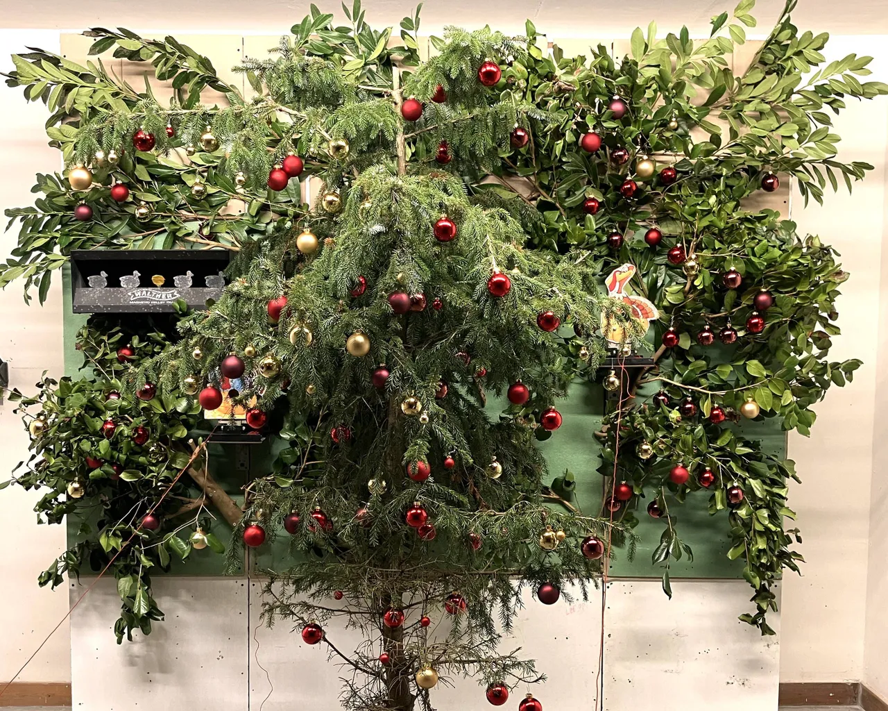 De ingerichte schietbaan met kerstballen