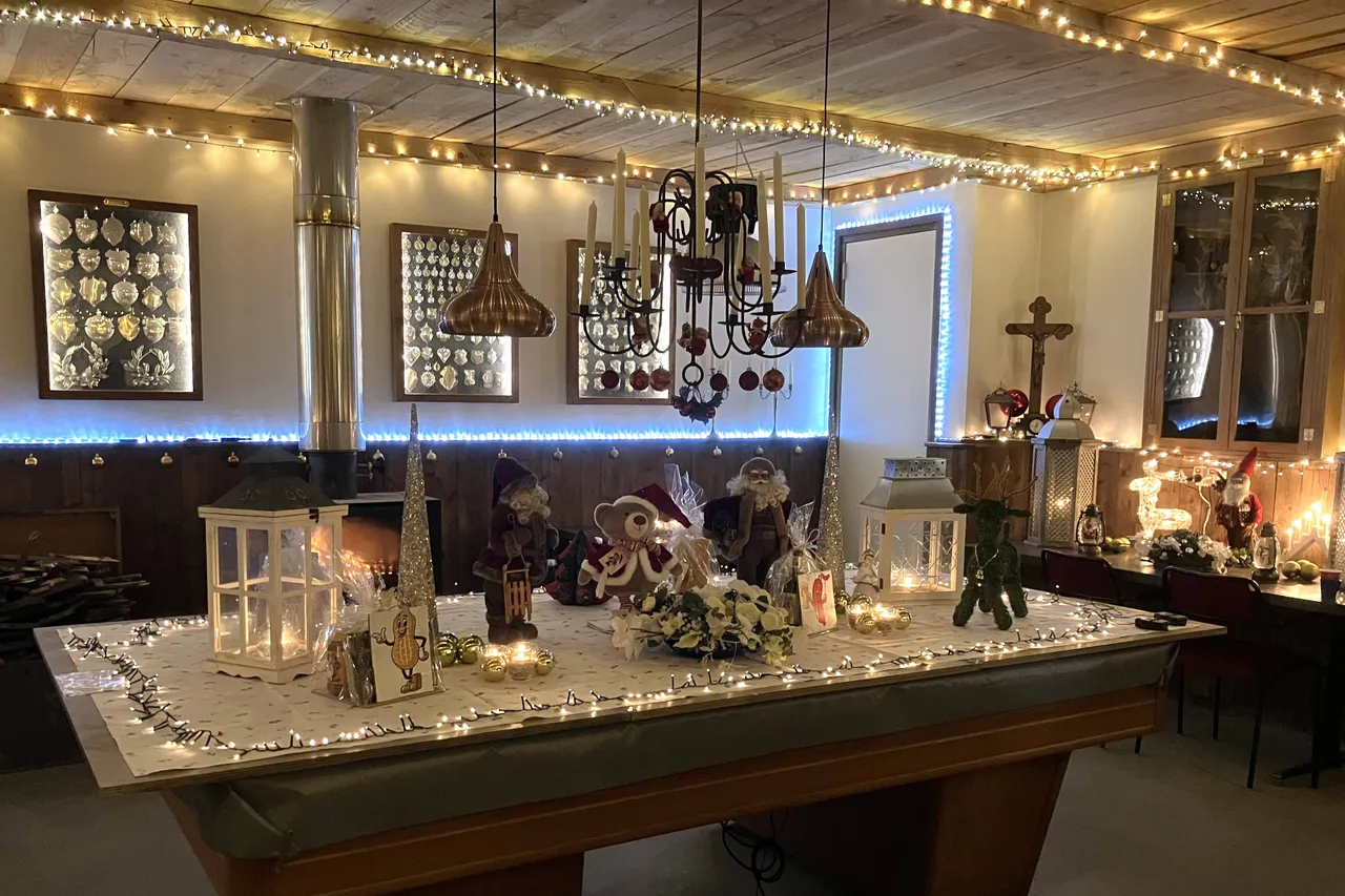 Het in kerstsfeer ingerichte paviljoen