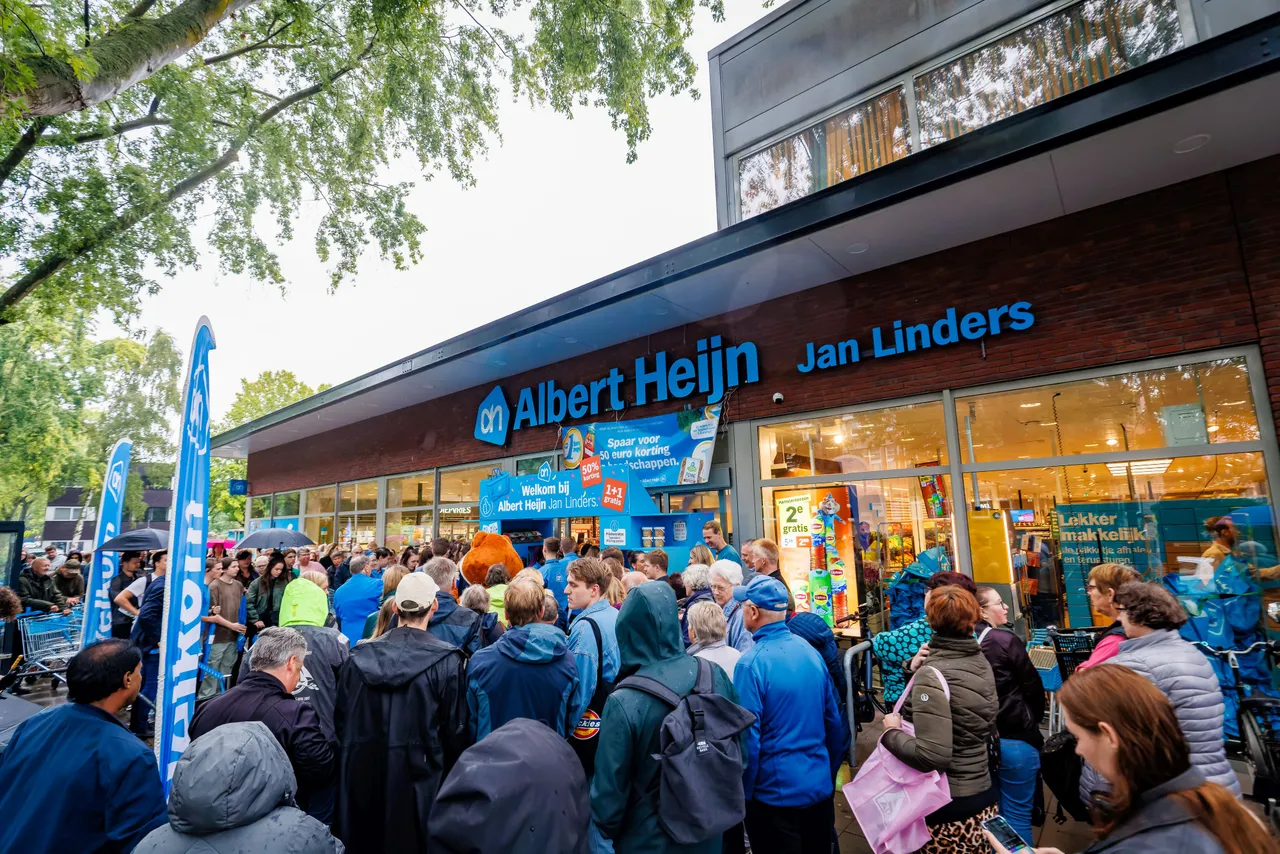 veelbelangstellingopeningalbertheijnjanlindersnobelwegwageningen30augustus2023fotondashalbertheijnthearrows