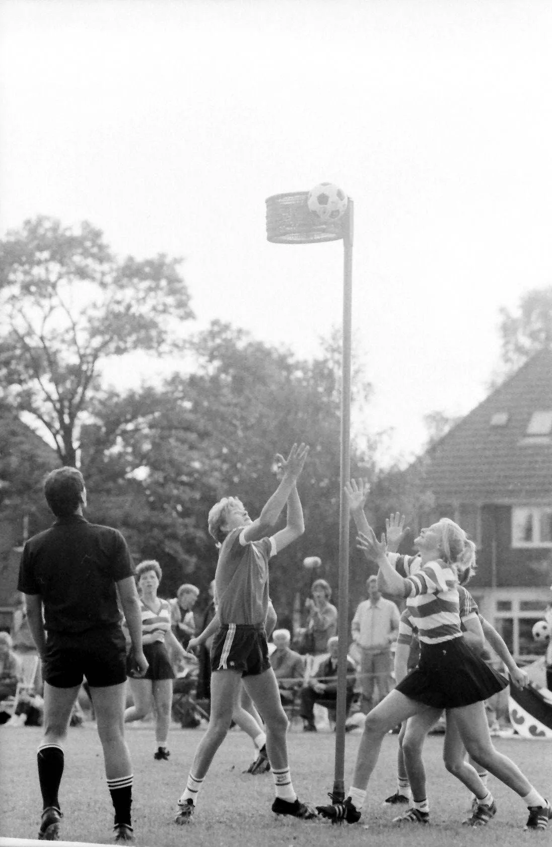 CordOtting - lade 1985 Foto 3691 Ned. kamp. korfbal 8-6-85