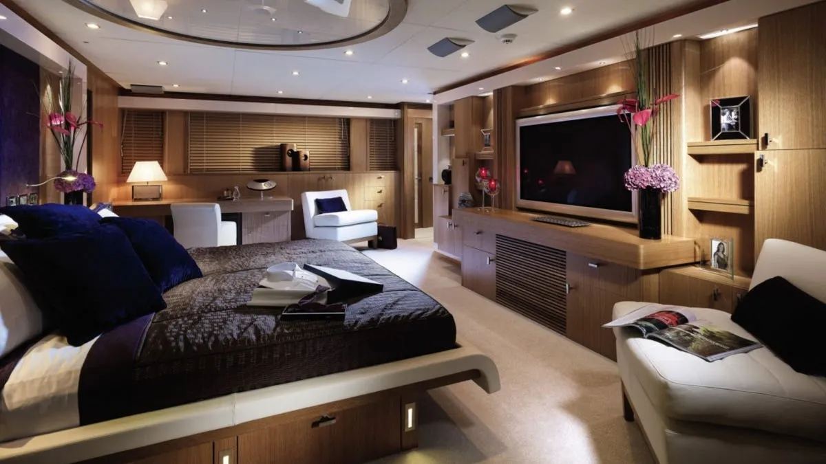 each family is provided with a private 2500 square foot floor area which can hold two story living quarters private improvements to chambers include pools theaters gyms kitchens bars bedrooms and deluxe bathrooms