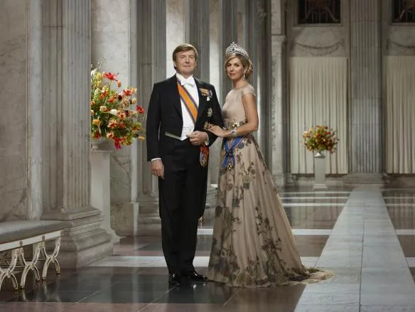 staatsiefoto koning willem alexander en koningin maxima in burgerzaal 2018 erwin olaf liggend 584x439