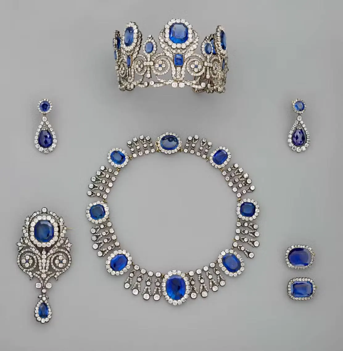 Diadeem, halsketting en oorbellen uit de saffieren parure van koningin Marie-Amélie en koningin Hortense