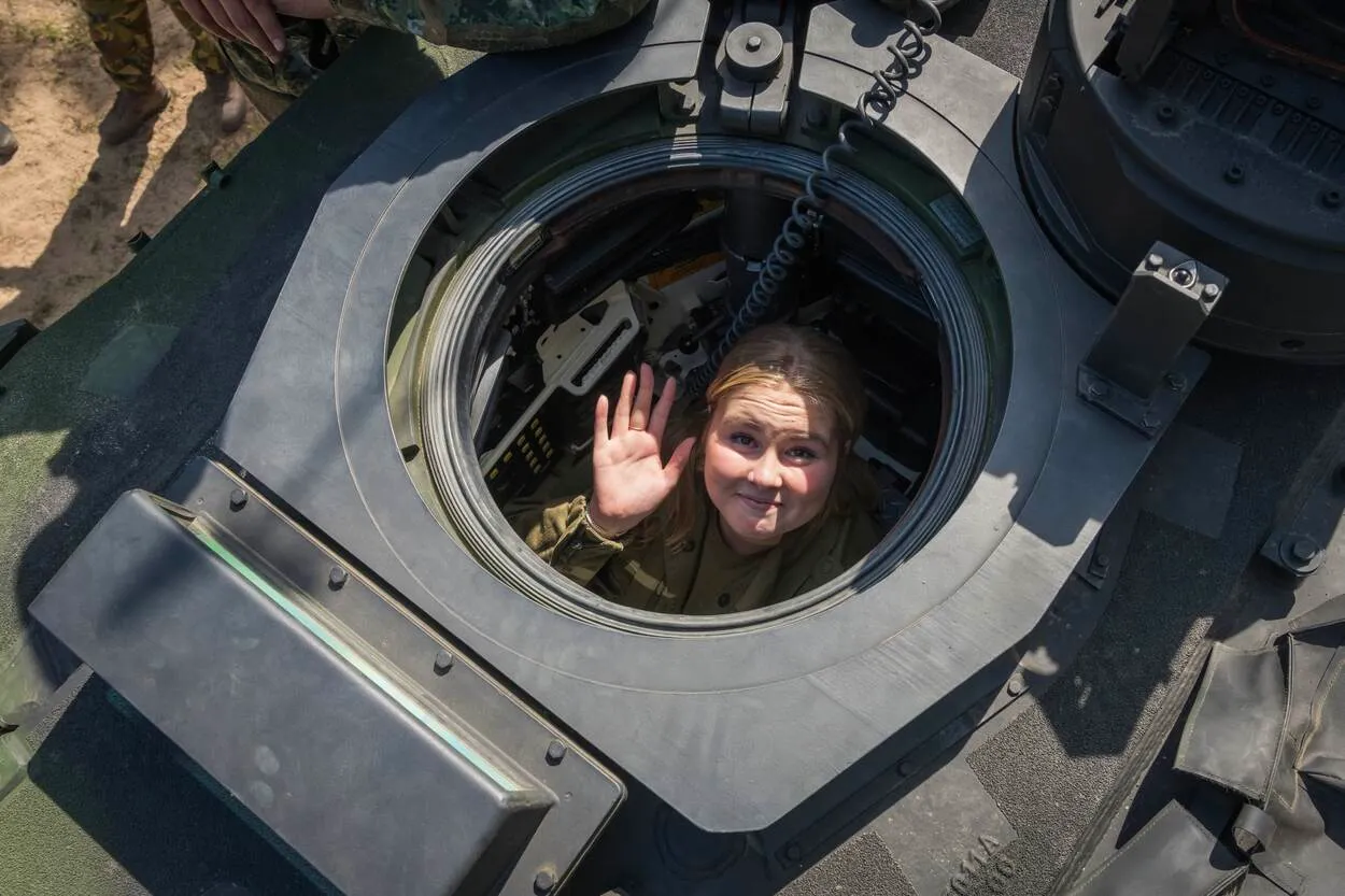 prinses van oranje maakt kennis met de koninklijke landmacht 06