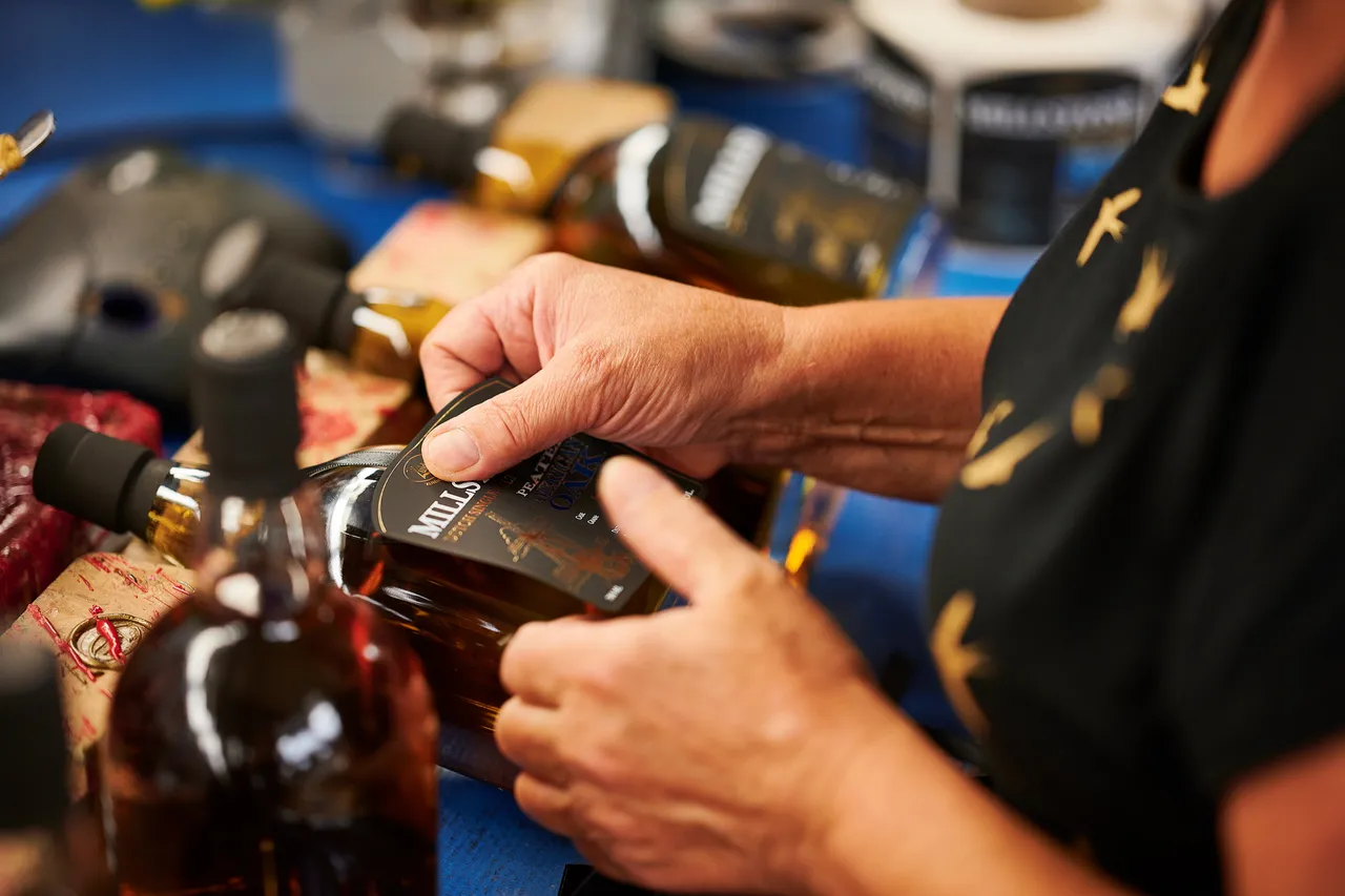 Millstone Whisky wordt met de hand gelabeld