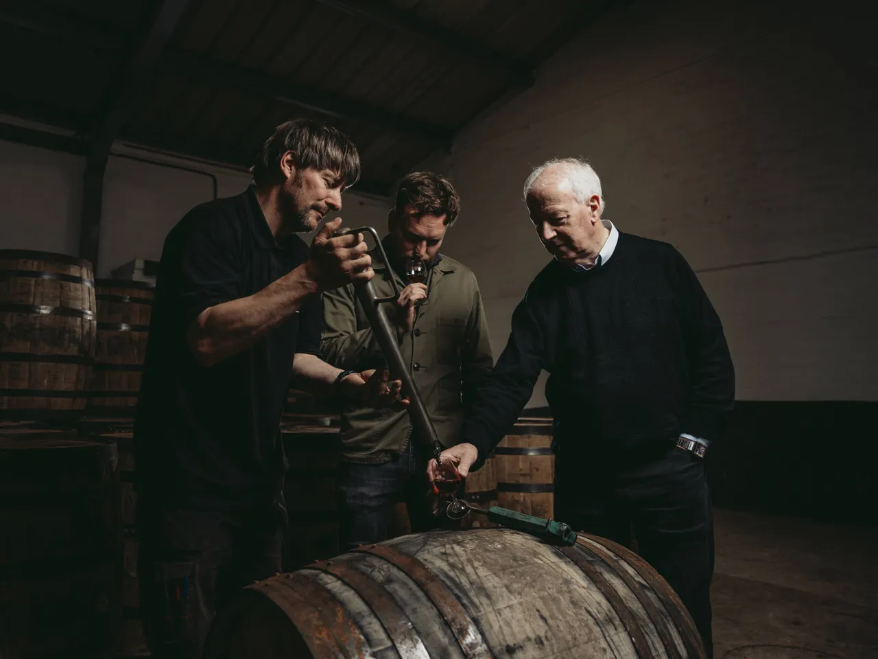 Billy Walker, meesterdistilleerder, met Ronan Curry, de assistant blender en William Kewley, Warehouse Manager bij The GlenAllachie.