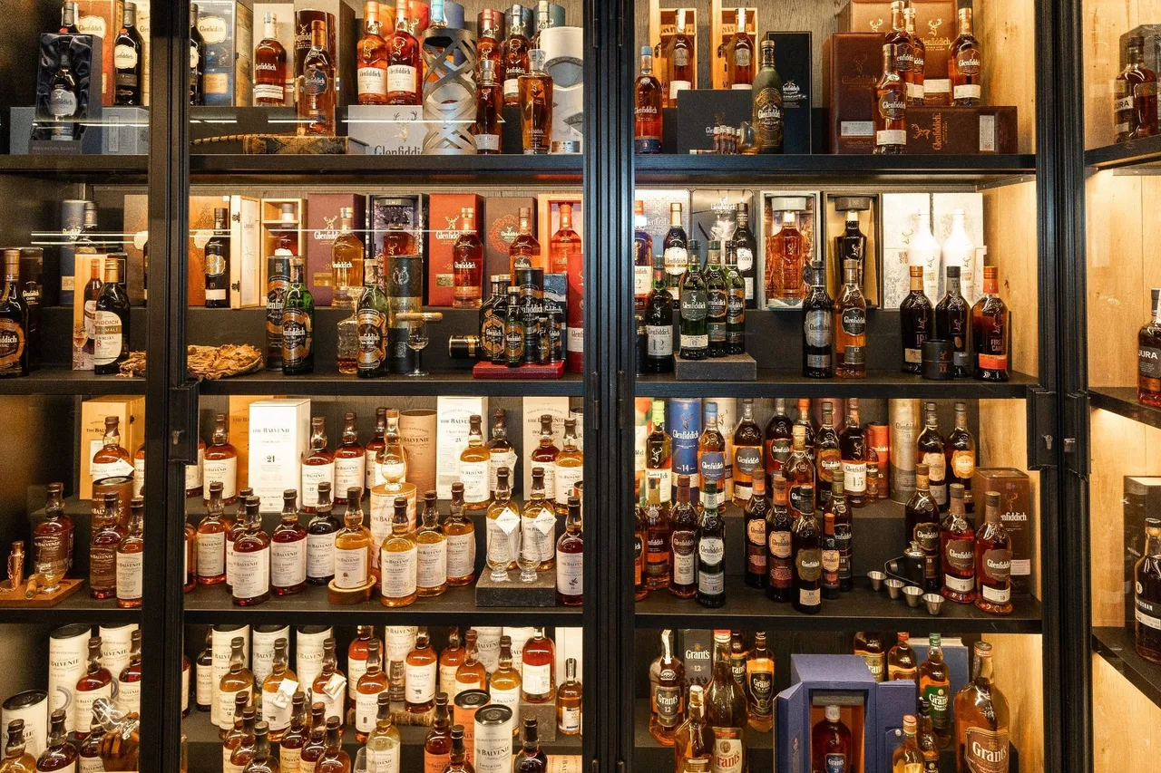 house of whisky in hotel de naaldhof in oss