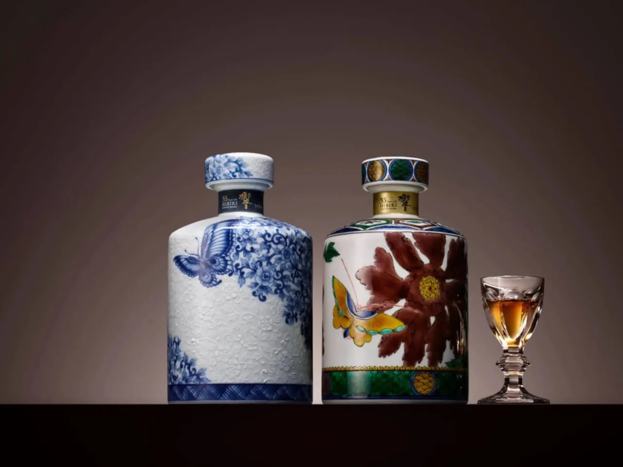 Twee van de vijf kleurrijke Hibiki flessen