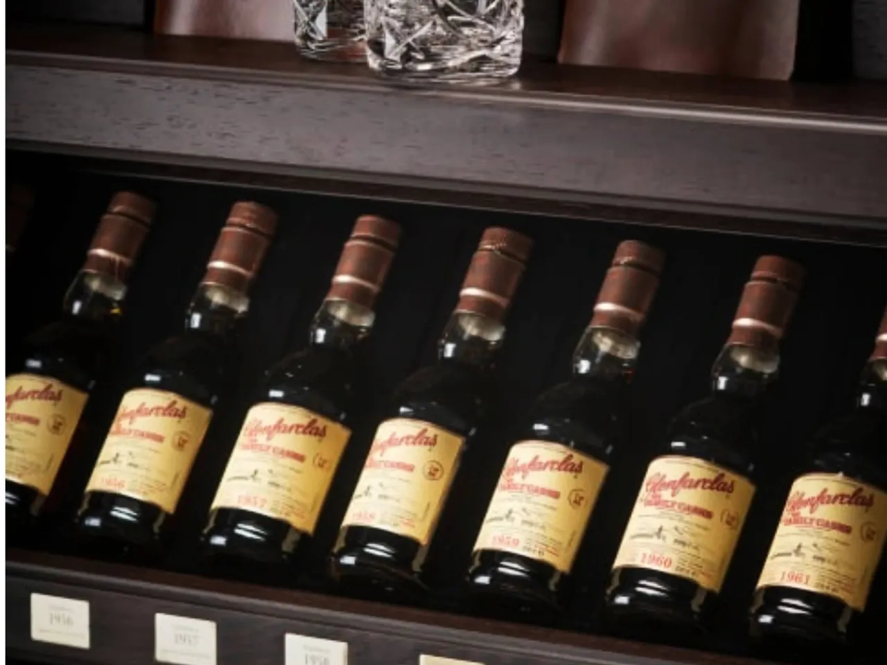 Glenfarclas Family Cask Trunk (1)