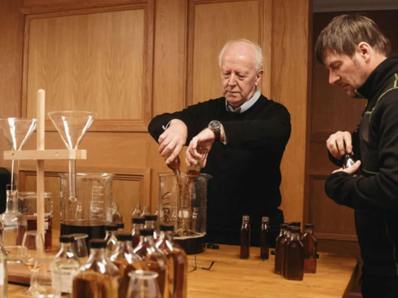 Billy Walker aan het blenden van Schotse whisky