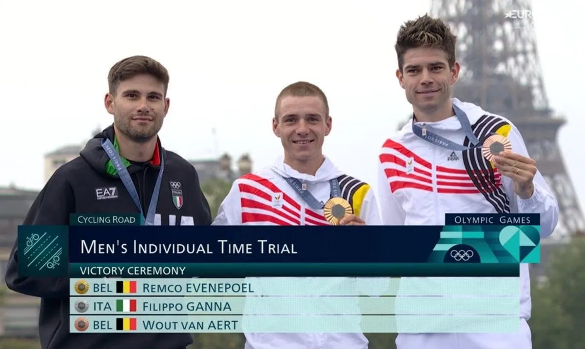 Filippo Ganna (L), Remco Evenepoel (M) en Wout van Aert (R) op het podium van de olympische tijdrit